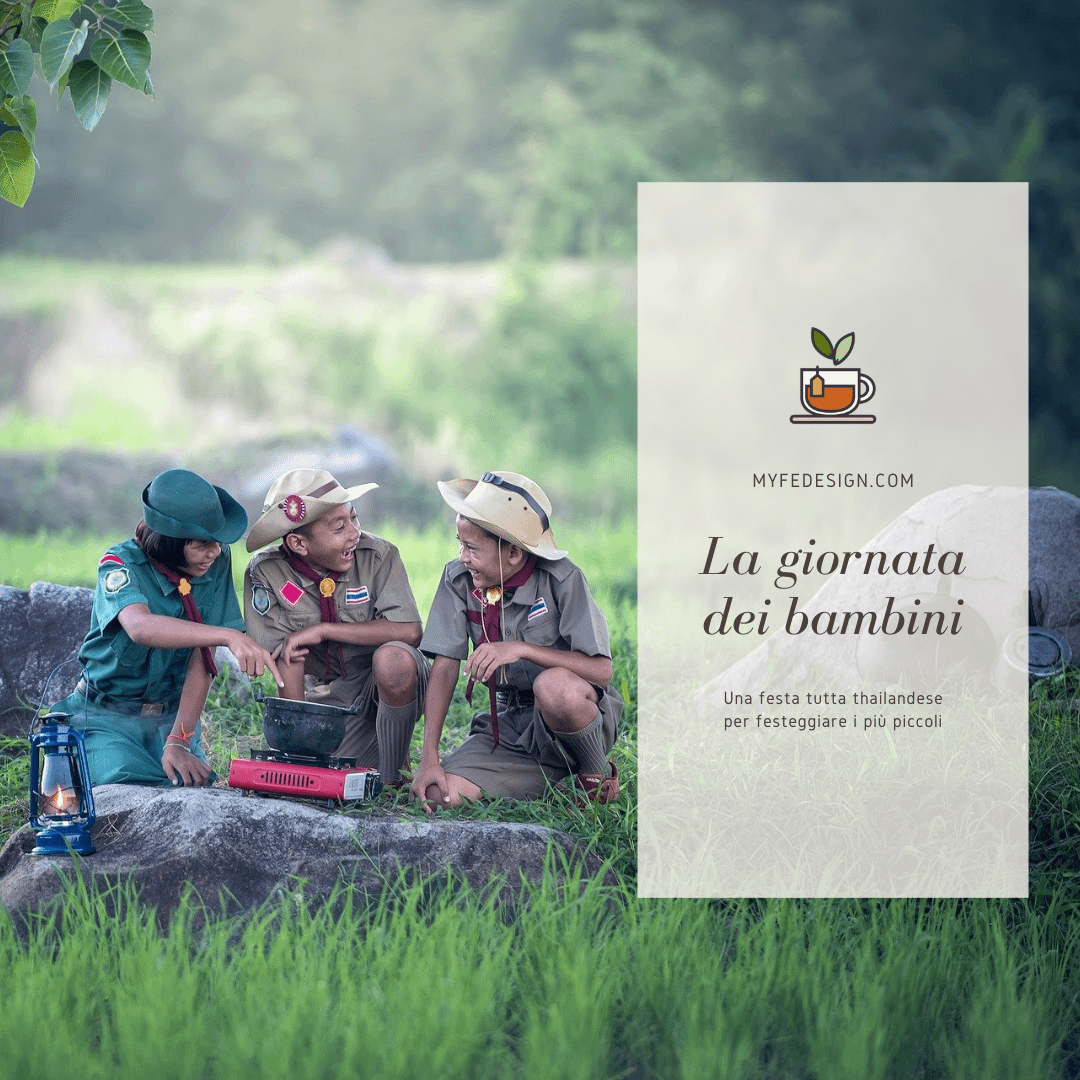 Bambini thailandesi in divisa da boyscout che giocano all'aperto