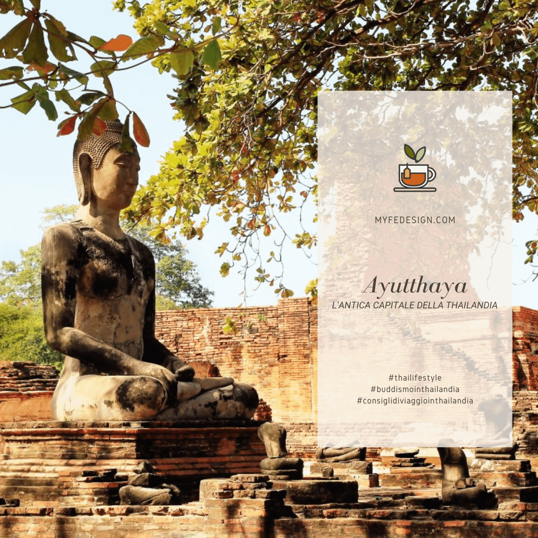 statua di buddha con sullo sfondo le rovine di ayutthaya