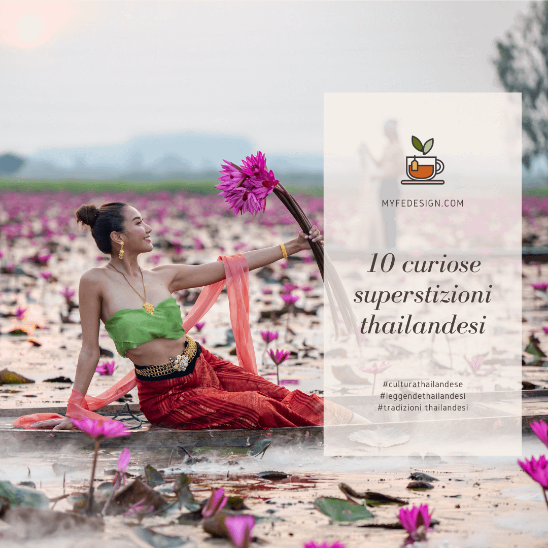una donna thailandese in abiti tradizionali che tiene dei fiori di loto in mano in mezzo ad un lago pieno di fiori di loto al tramonto