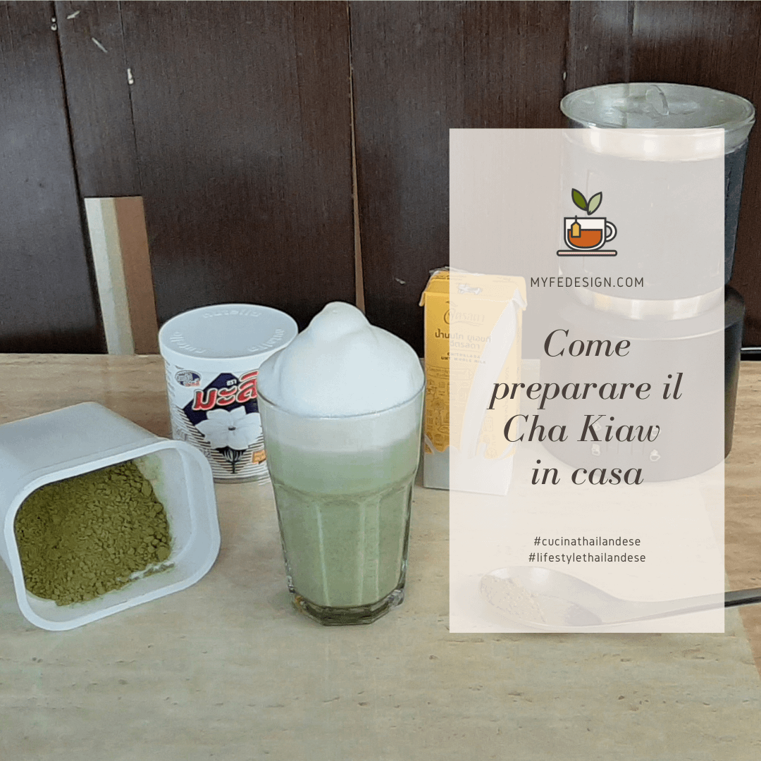 bicchiere con cha kiaw thailandese, con accanto del latte, del latte condensato e polvere di matcha