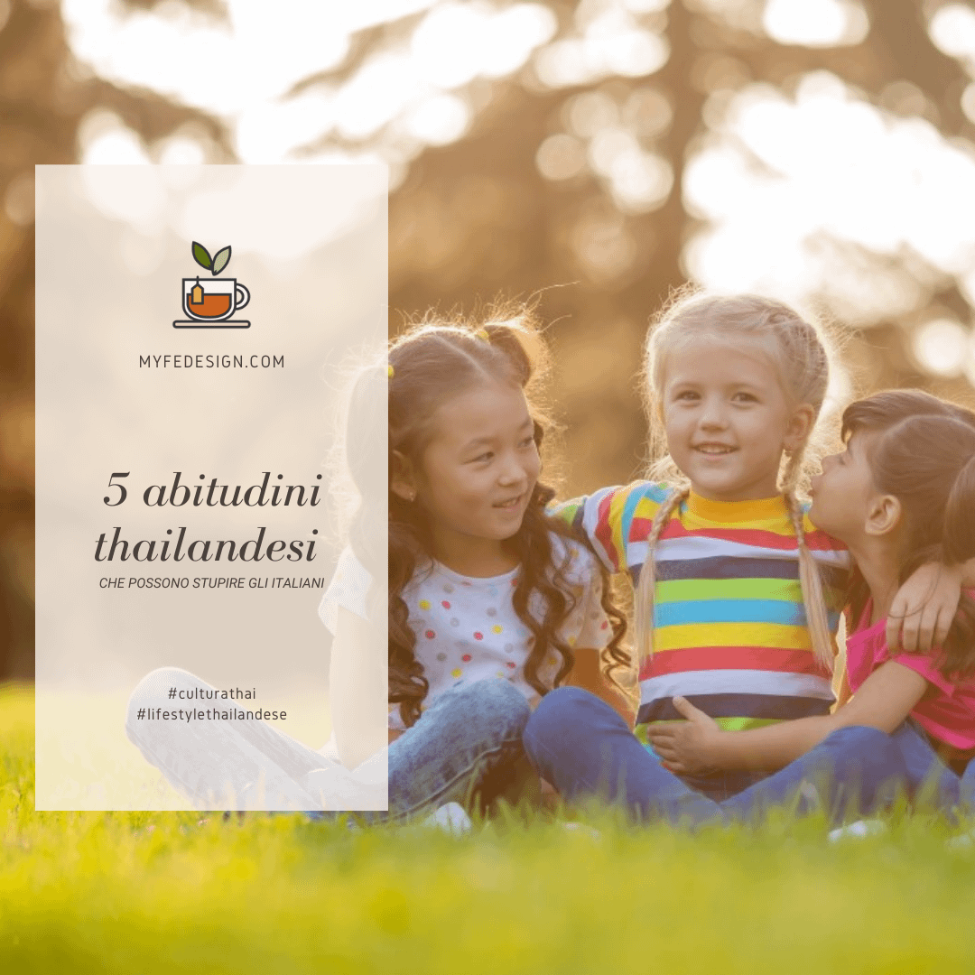 tre bambine sedute sorridenti in un parco
