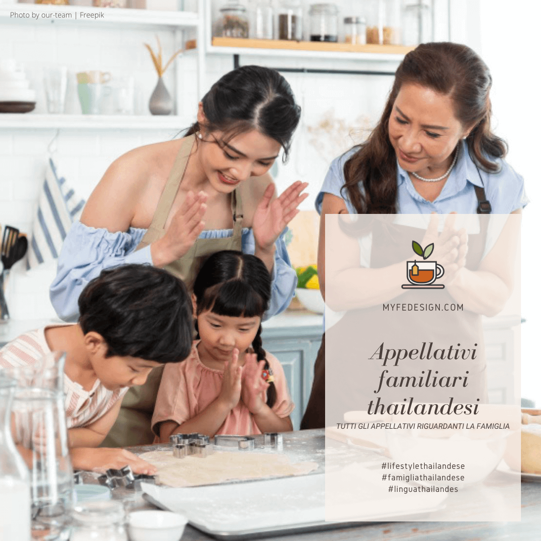 Famiglia asiatica composta da mamma, due figli e nonna in cucina intenti a preparare dei biscotti