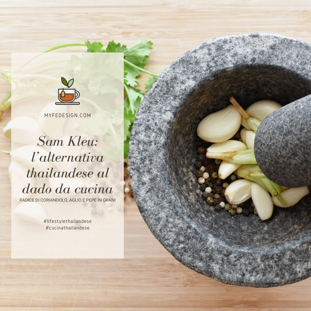 gli ingredienti del sam kleu: radice di coriandolo, aglio e pepe inseriti in un mortaio pronti per essere pestati