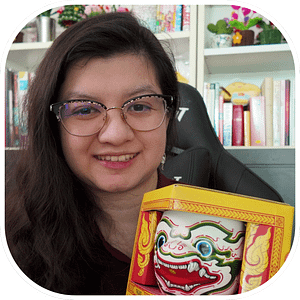 foto profilo con ragazza in primo piano con occhiali che tiene in mano la tazza di Hanuman