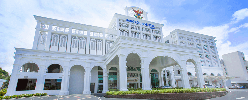 L'esterno del Bangkok Hospital di Phuket