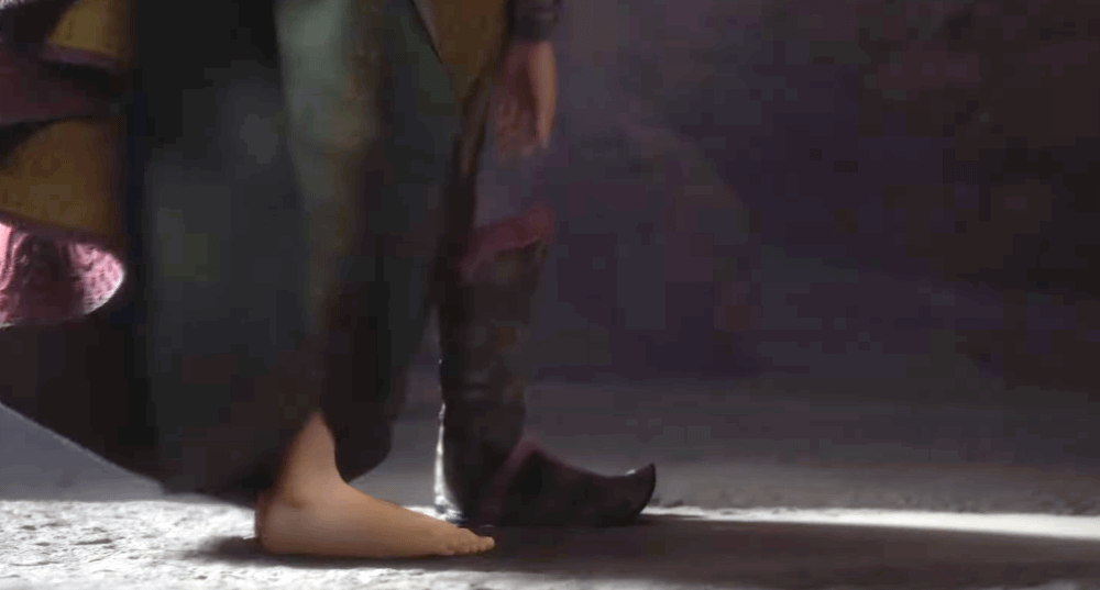 Scena dal cartone in cui Raya si toglie le scarpe prima di entrare nel luogo dove pregherà per richiamare l'ultimo drago