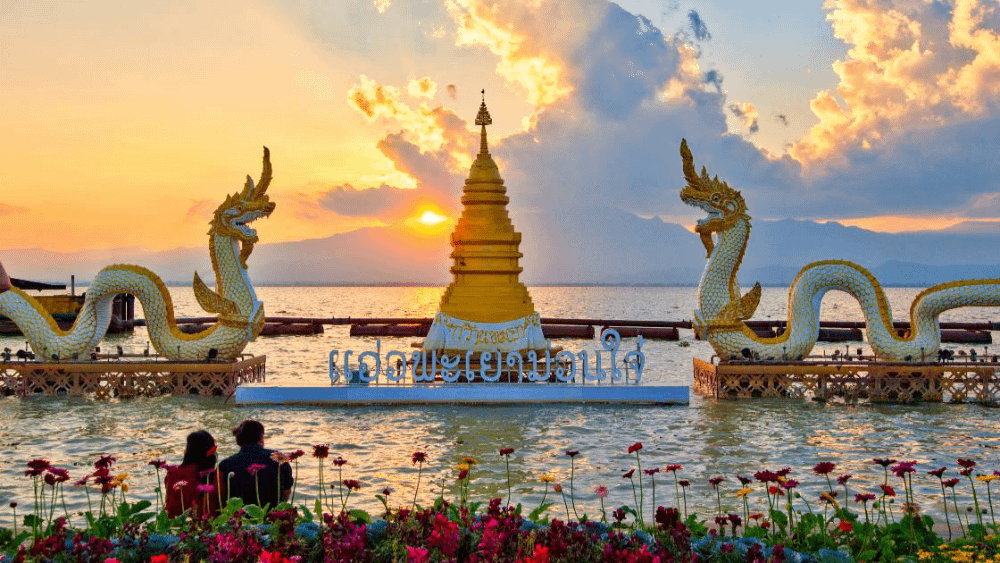 Due statue di Phaya del lago Kwan Phayao