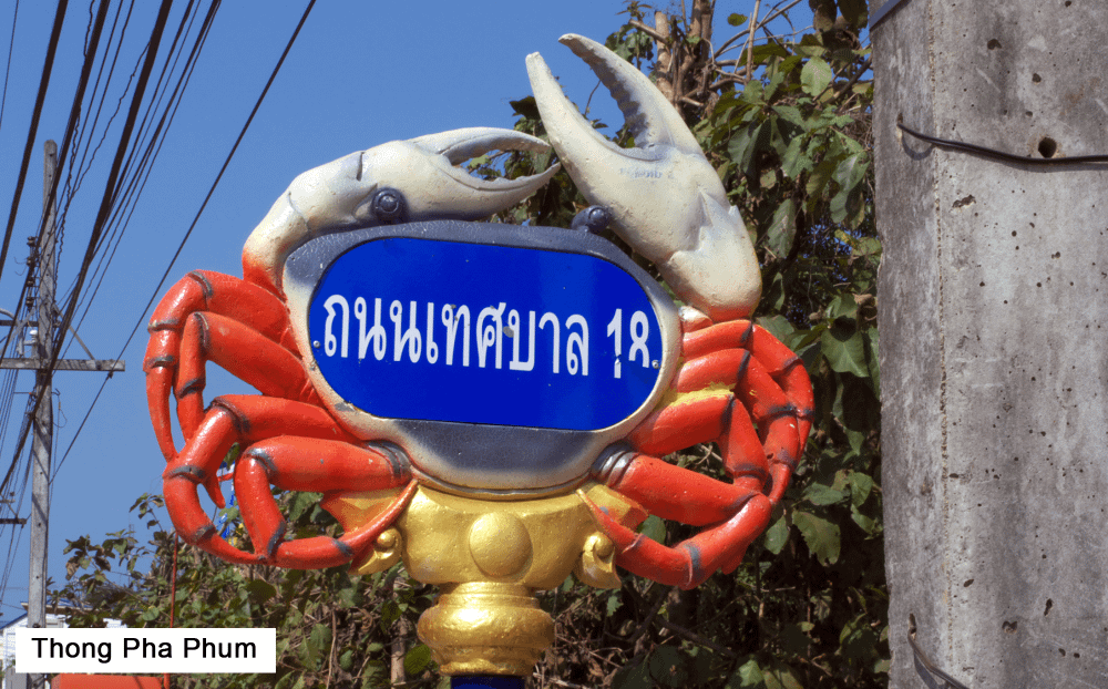 Cartello di una via della città di Thong Pha Phum