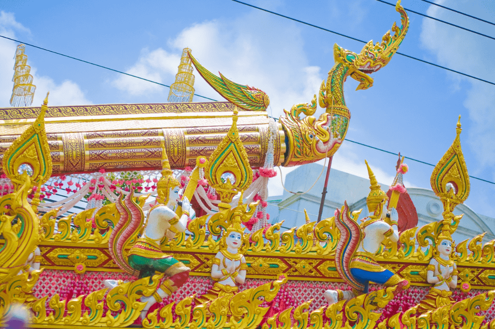 Razzo a forma di naga della festa Prapheni Bun Bang Fai di yasothon