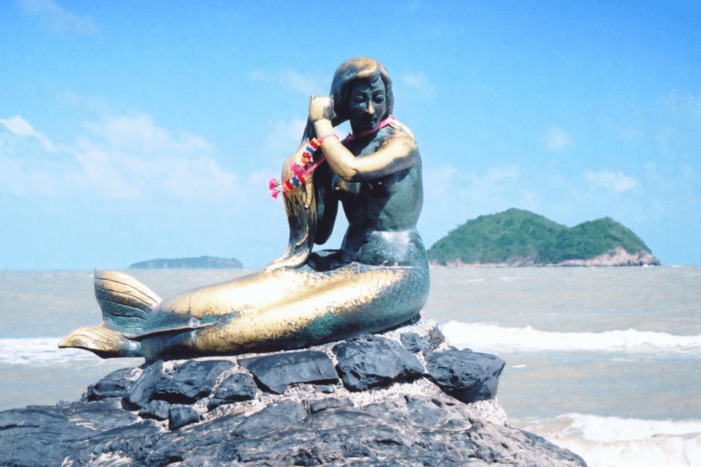 statua della sirenetta di Samila Beach a Songkhla, nel sud della thailandia