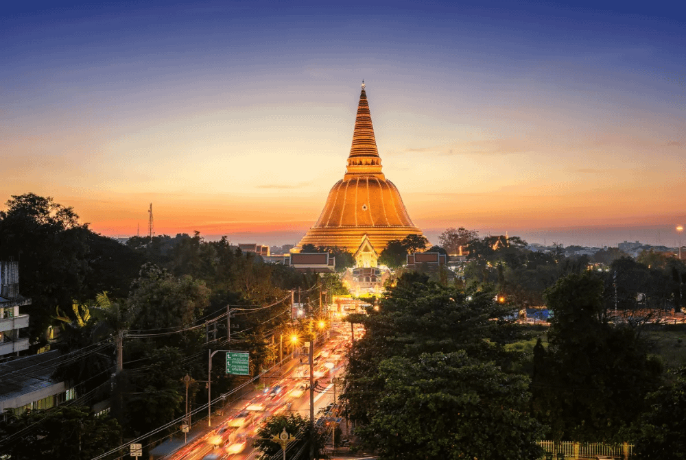 vista al tramonto dello stupa Phra Pathom Chedi della provincia di Nakhon Pathom
