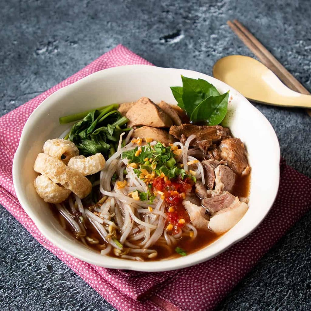 primo piano di un piatto di boat noodles thai