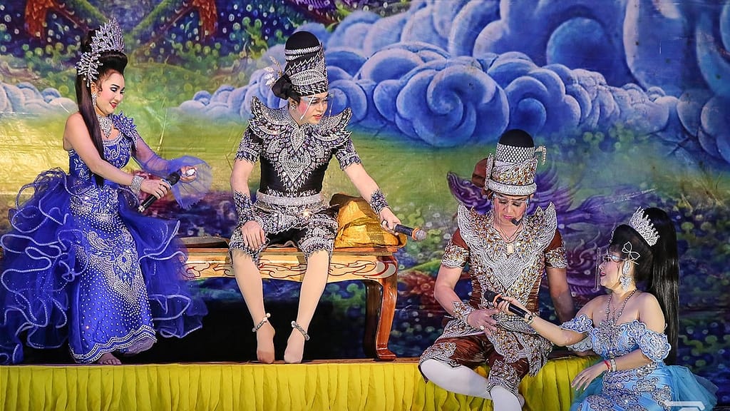 gruppo di attori thailandesi mentre recita durante uno spettacolo Likay