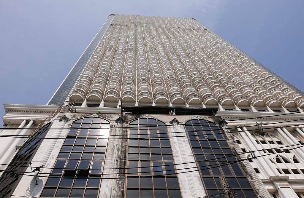 dettaglio dell'edificio State Tower a Bangkok
