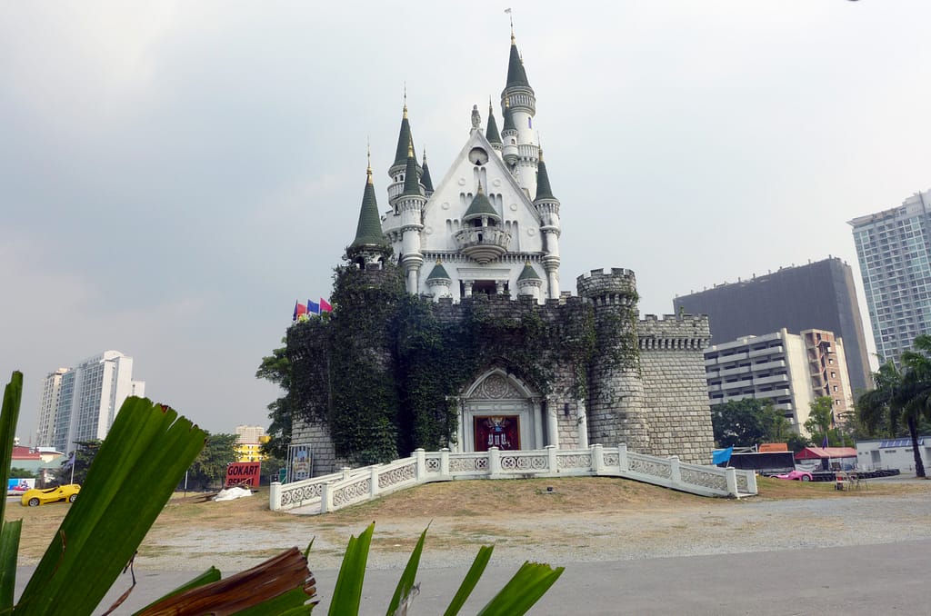 Edifici strani a Bangkok: il castello di Magic Land