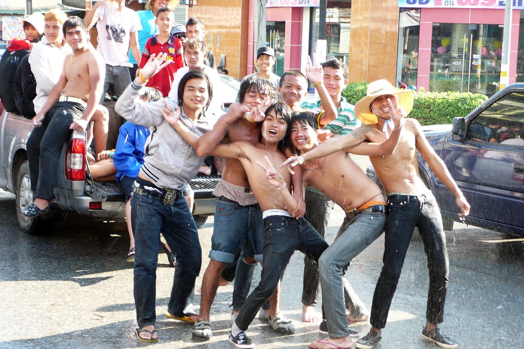 Ragazzi thailandesi bagnati in posa per farsi una foto durante il festival dell'acqua Songkran
