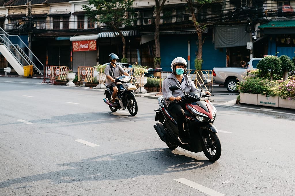 motorini in strada in thailandia