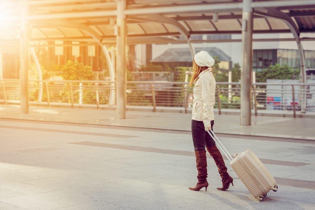 Viaggiatrice d'affari con bagaglio in città