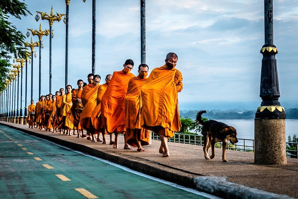 monaci buddisti che camminano sul marciapiede