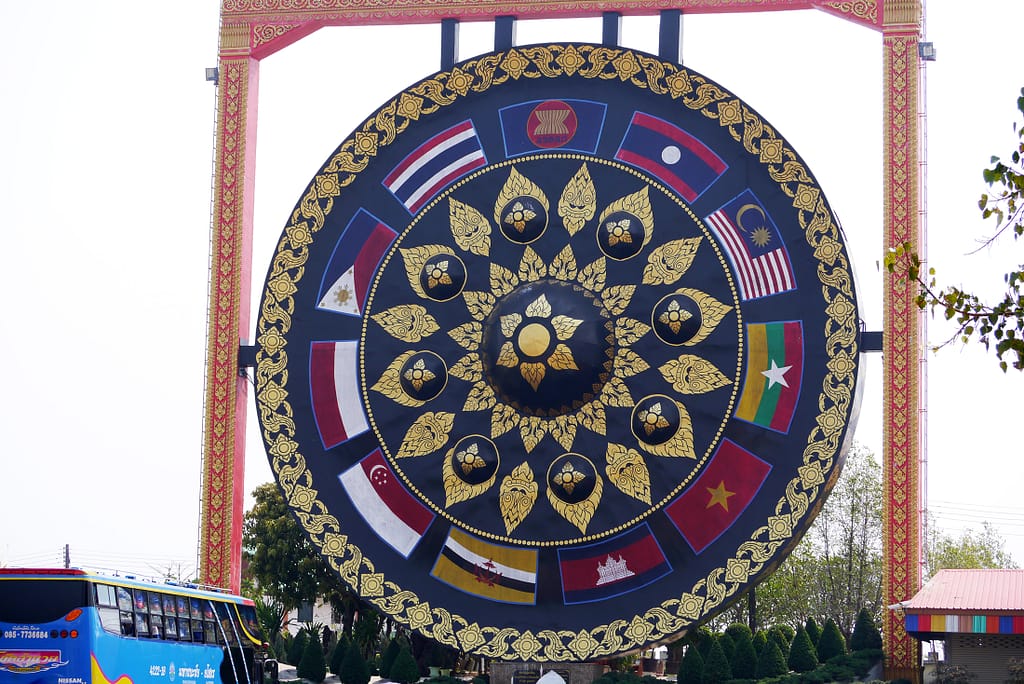 il gong di Khong Chiam, provincia di Ubon Ratchathani, Thailandia, il gong più grande del mondo