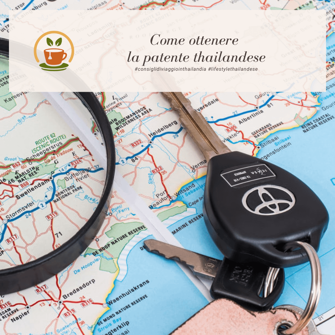 photo di una mappa con sopra un mazzo di chiavi di un'automobile e una lente di ingrandimento