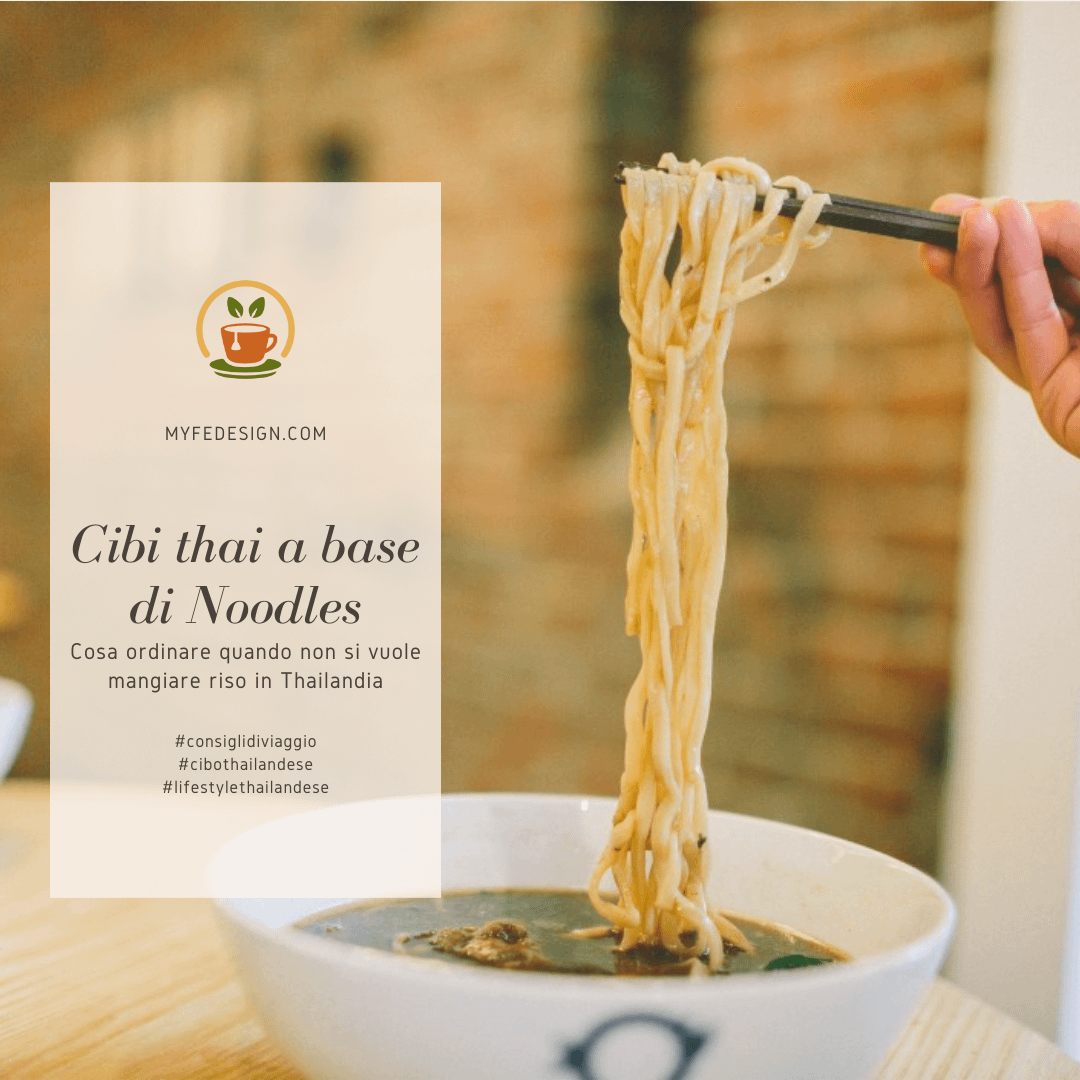 Noddles all'uovo tirati su con delle bacchette da una grossa ciotola posata su un tavolo in un ristorante asiatico