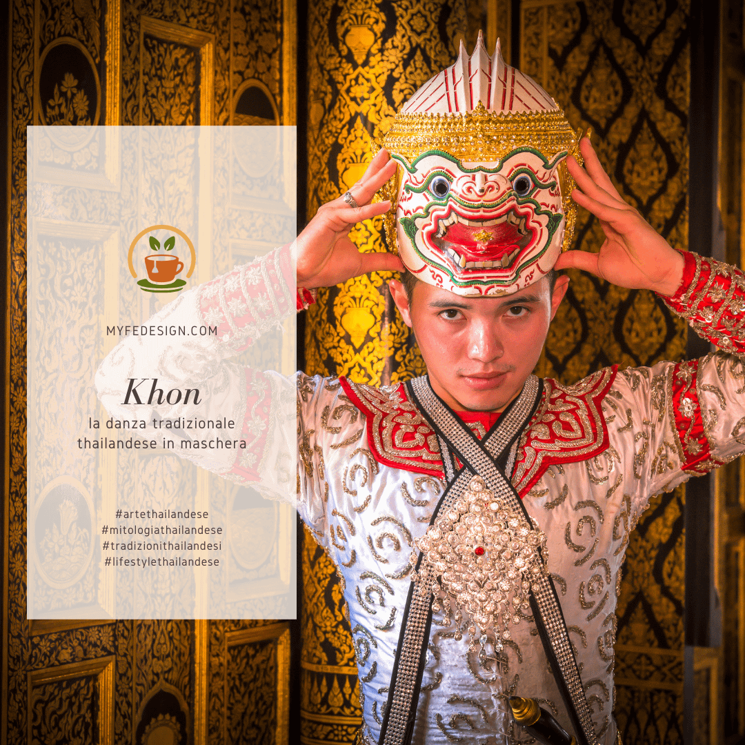 uomo thailandese che indossa la maschera di Hanuman per il khon la danza tradizionale thailandese