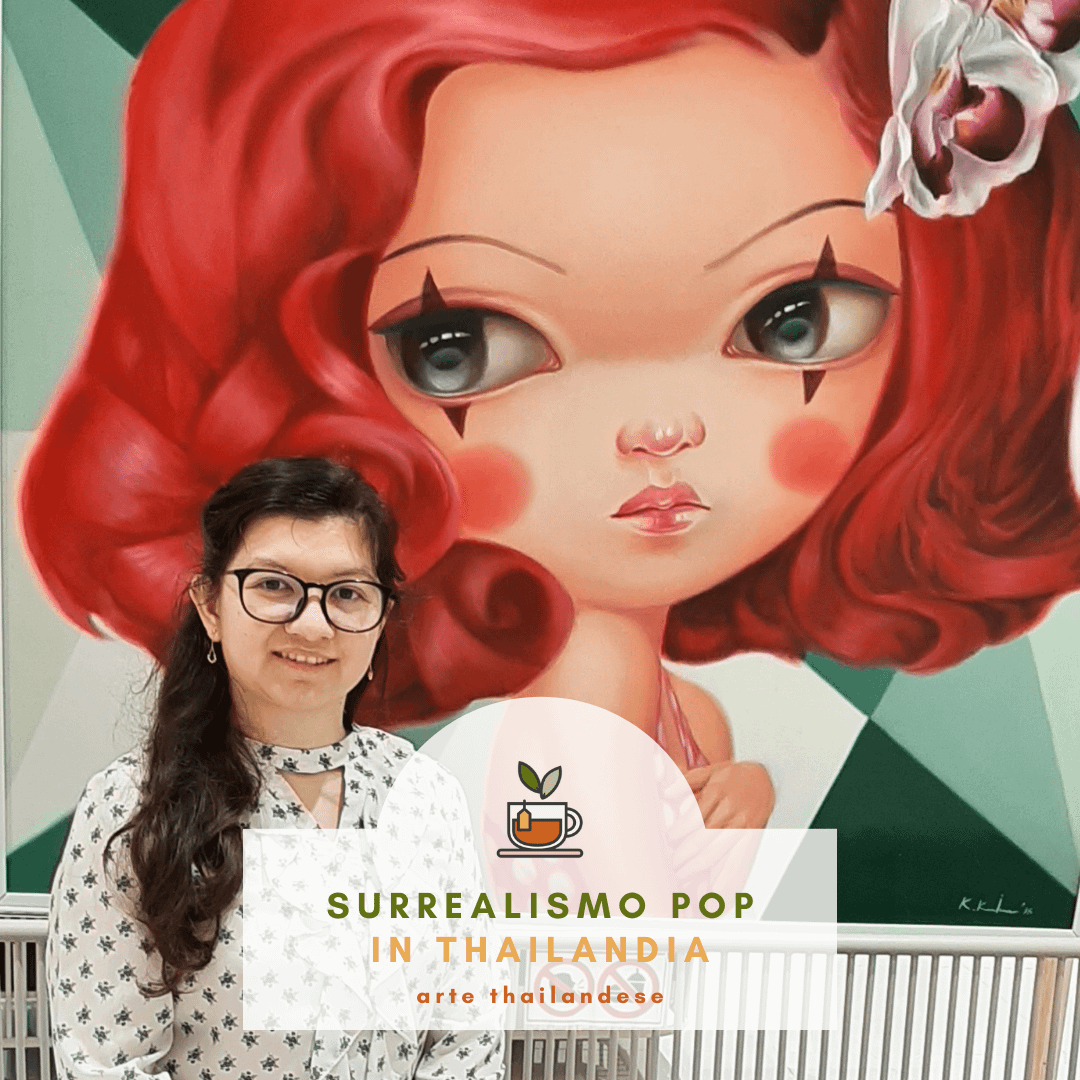ragazza di fronte a un quadro surrealista pop con una ragazza dai capelli rossi e grandi occhi truccati con due linee verticali nere
