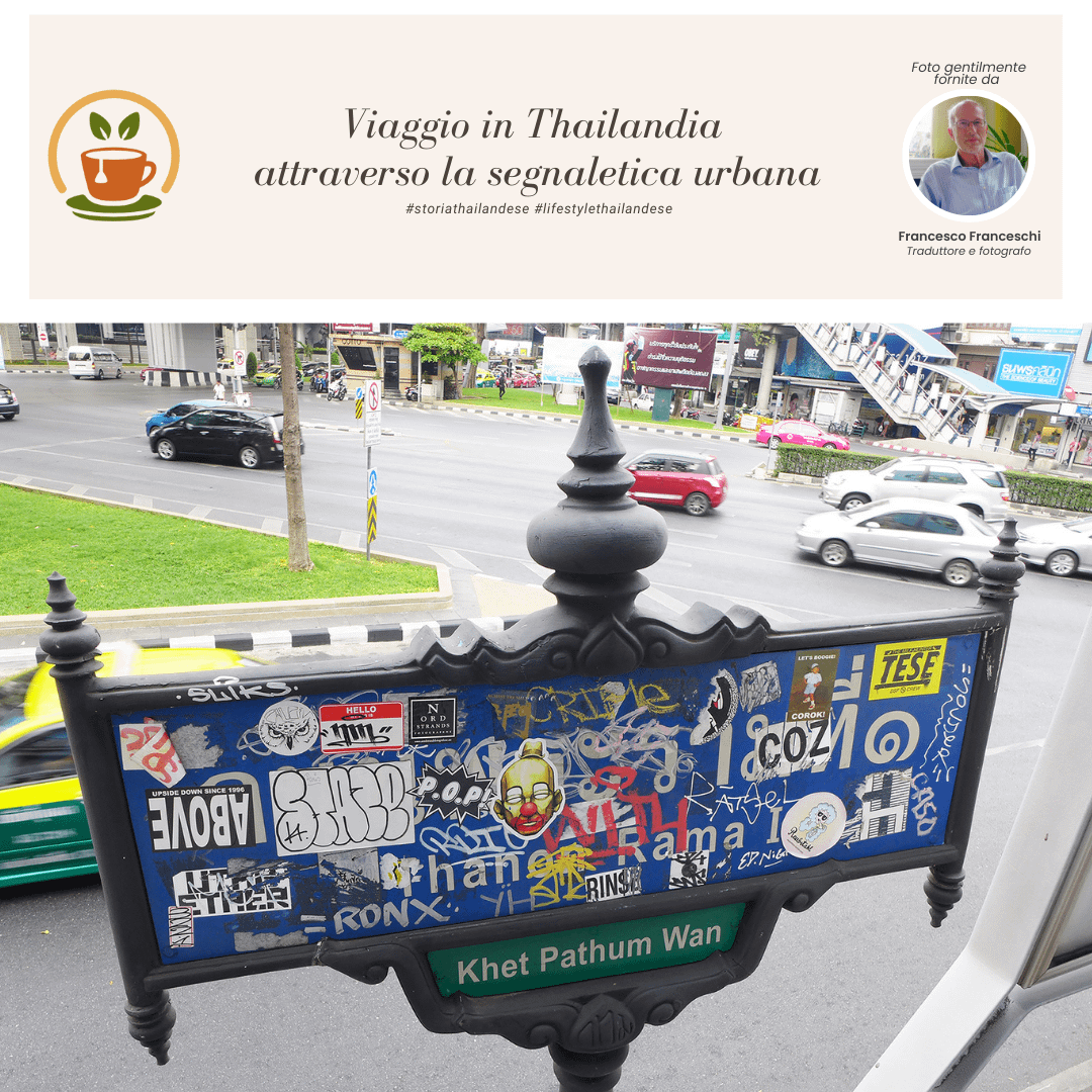 Primo piano di un cartello di Bangkok pieno di stickers colorati