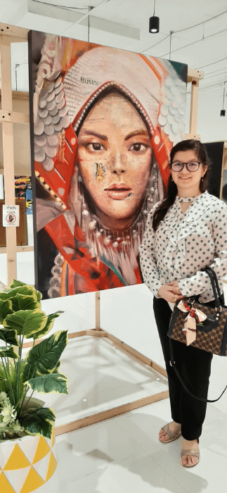 ragazza accanto quadro collage rappresentante una ragazza con vestiti tradizionali