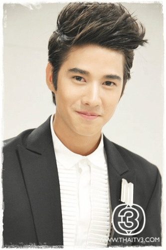 star della tv thailandese uomo per metà thailandese e per metà tedesco