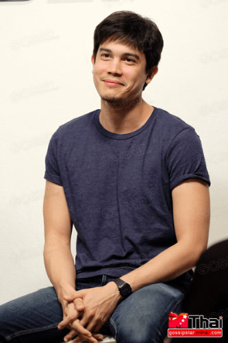 star della tv thailandese uomo per metà thailandese e per metà originario di singapore