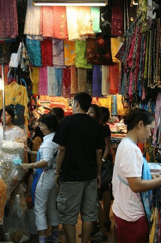 una delle vie affollate del mercato Gimyong di Hatyai