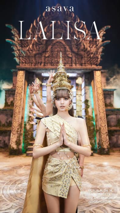 Foto promozionale del video musicale di Lalisa, con Lisa delle BlackPink in abiti tradizionali thailandesi, realizzato per la casa di moda thailandese Asava