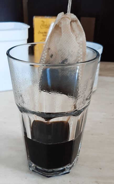 dettaglio bustina di caffè tolta dall'acqua