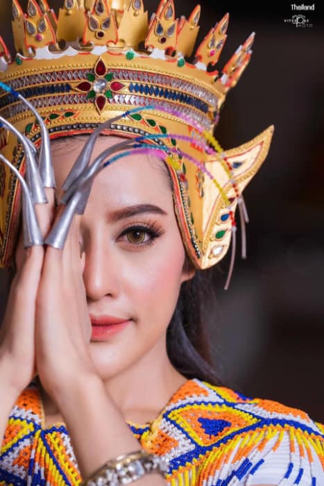 dettaglio delle unghie del costume thailandese kinnaree per la danza manora