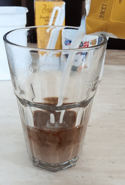 latte versato nel caffè