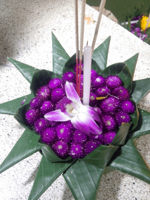 foto dall'alto di un Krathong usato durante la festività del loi krathong