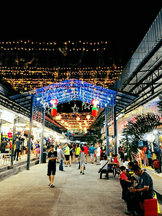 Una delle vie principali del Peud Dtai Market o ASEAN Night Bazaar