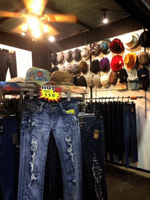 Uno stand di abiti al mercato Green Way di Hatyai