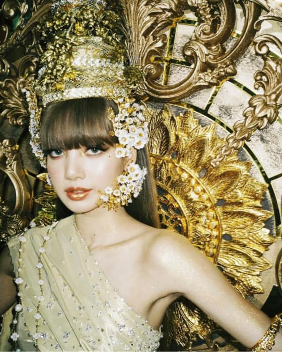 Dettaglio della decorazione per orecchie floreale indossata da Lisa nel video musicale Lalisa