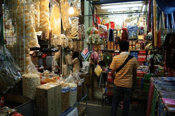 una delle numerose vie all'interno del mercato Gimyong di Hatyai