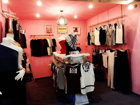 uno degli stand di vestiti del mercato Green Way di Hatyai
