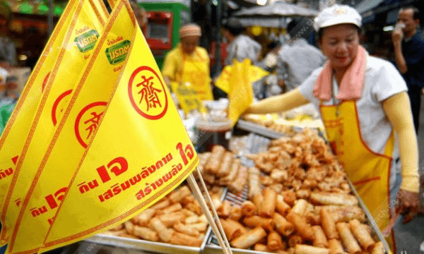 Bancarella di cibi vegetariani durante il festival JE thailandese