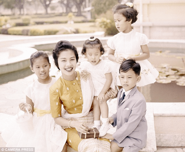 Foto della famiglia reale thailandese con al centro la giovane regina Sirikit, circondata dai figli piccoli