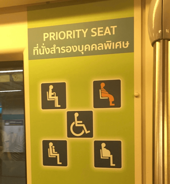 cartello thailandese dei posti prioritari sui mezzi pubblici: anziani, monaci, persone con disabilità, adulti con bambini e donne incinte,