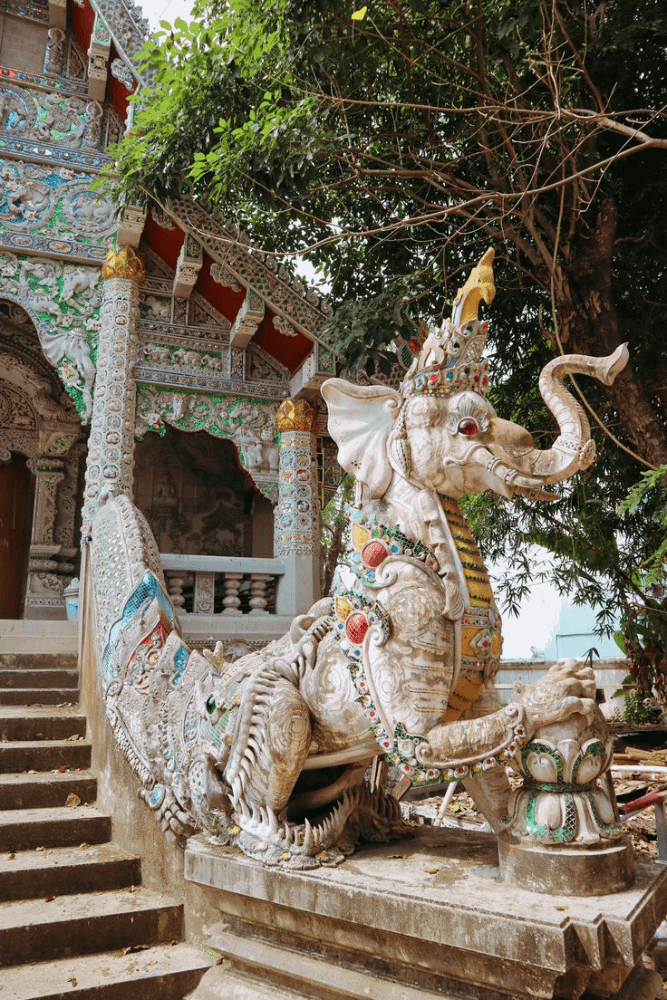 statua di un naga con testa di elefante del Wat Ming Mueang di Chiang Rai