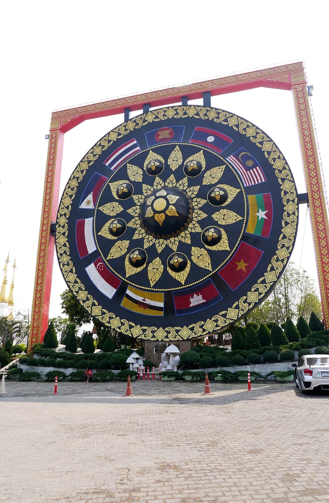 il gong più grande del mondo si trova a Khong Chiam, provincia di Ubon Ratchathani, Thailandia,