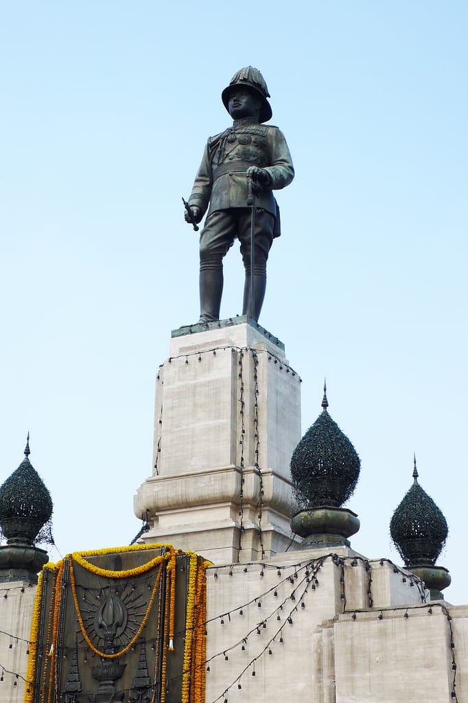 Foto della statua di re Rama VI vicino al Dusit Thani Hotel, foto by Francesco Franceschi