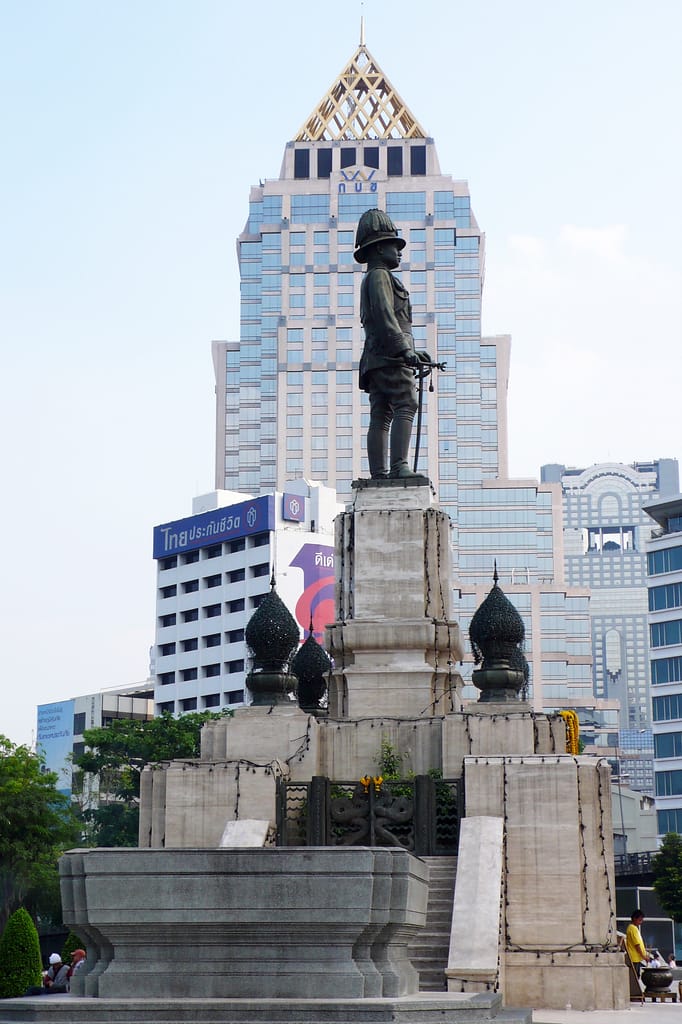 Foto della statua di re Rama VI vicino al Dusit Thani Hotel, foto by Francesco Franceschi